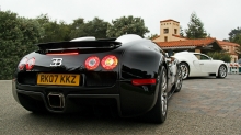 Два Bugatti Veyron подъехали к загородному домику